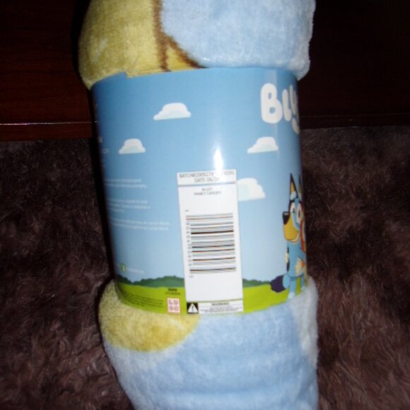 Bluey Family Garden Silk Touch Throw Blanket New - Picture 2 of 3
